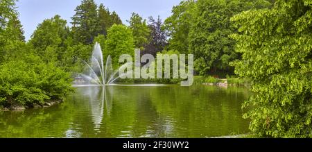 Bellissimo parco termale a Bad WÃ¶rishofen con una grande fontana, Germania, Baviera. Foto Stock