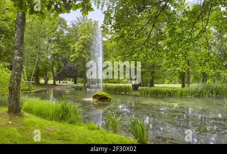 Bellissimo parco termale a Bad WÃ¶rishofen con una grande fontana, Germania, Baviera. Foto Stock