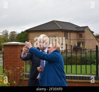 Shelley Williams-Walker e Boris Johnson a Milton Keynes nell'ottobre 2019, quando era primo ministro e lei era capo delle operazioni. Il signor Johnson sta tenendo il telefono. Foto Stock