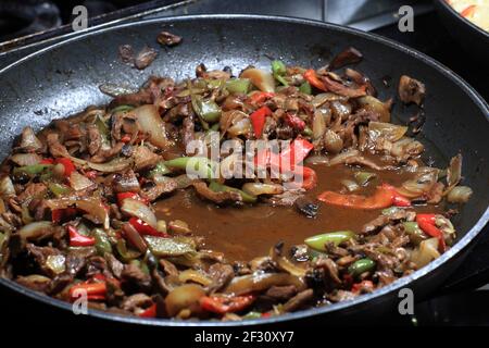 Manzo fritto con verdure in padella a buffet Foto Stock
