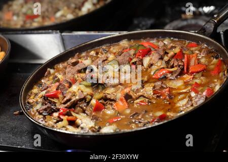 Stufate con le verdure in una padella al buffet Foto Stock
