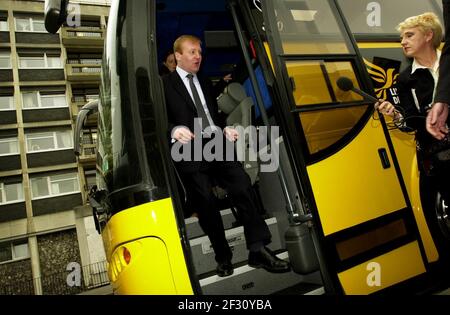 CHARLES KENNEDY MAGGIO 2001VISITING THE FORTUNE AVENUE SOTTO IL CENTRO DI 5 A ISLINGTON OGGI DOVE KENNEDY RIVENDICA TUTTI I LIB. DEMS STANNO FACENDO GRANDI PROGRESSI 14-5-2001 FOTO ANDY PARADISE Foto Stock