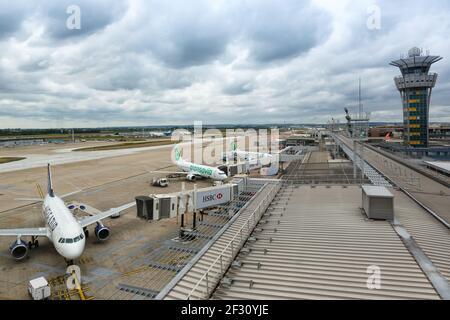 Parigi, Francia - 28 maggio 2015: Torre e Terminal all'aeroporto di Parigi Orly in Francia. Foto Stock