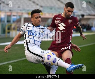 Torino, Italia. 14 Marzo 2021. Lautaro Martinez del FC Internazionale e Nicola Murru del Torino FC gareggiano per la palla durante la Serie A Football Match tra il Torino FC e il FC Internazionale allo stadio Olimpico Grande Torino di Torino, 14 marzo 2021. Photo Andrea Staccioli/Insifefoto Credit: Insifefoto srl/Alamy Live News Foto Stock