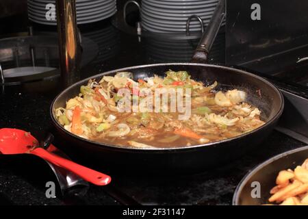 Ragù di verdure nella padella a buffet Foto Stock
