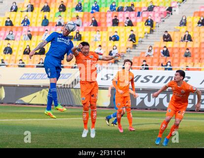 Seoul, Corea del Sud. 14 Marzo 2021. (L-R) Serbo Uros Deric (Suwon Samsung Bluewings FC), Lim Chai-min (Gangwon FC), Yun Suk-Young (Gangwon FC), Uzbekistan Rustamjon Ashurmatov (Gangwon FC), Mar 14, 2021 - Calcio : Il serbo Uros Deric del Suwon Samsung Bluewings FC dirige la palla per segnare un gol durante il quarto round della K League 1 2021 partita di calcio tra il Suwon Samsung Bluewings FC 1:1 Gangwon FC al Suwon World Cup Stadium di Suwon, a sud di Seoul, Corea del Sud. Credit: Lee Jae-Won/AFLO/Alamy Live News Foto Stock