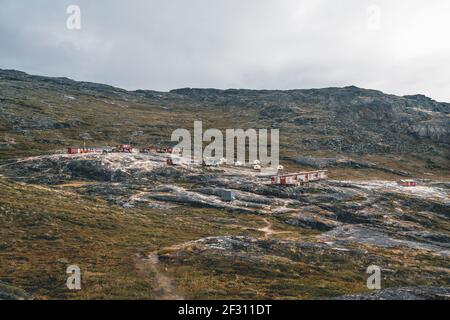 Immagine panoramica del Camp a Eqi Sermia Eqip ghiacciaio in Groenlandia. natura paesaggio con lodge cabine. Il sole di mezzanotte e rosa del cielo. Destinazione turistica Foto Stock