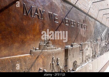 Il Muro commemorativo della FDNY di Lower Manhattan onora i vigili del fuoco che hanno perso la vita nel 9/11 al World Trade Center di New York City, USA Foto Stock