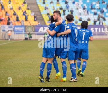 Seoul, Corea del Sud. 14 Marzo 2021. (L-R) Park Dae-Won, Uros Deric, Kim Gun-Hee, Ko Seung-Beom (Suwon Samsung Bluewings FC), Mar 14, 2021 - Calcio : Serbo Uros Deric del Suwon Samsung Bluewings FC festeggia dopo aver segnato un gol durante il 4° round della K League 1 2021 tra il Suwon Samsung Bluewings FC 1:1 Gangwon FC al Suwon World Cup Stadium di Suwon, a sud di Seoul, Corea del Sud. Credit: Lee Jae-Won/AFLO/Alamy Live News Foto Stock