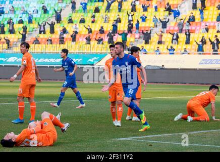 Serbian Uros Deric (C, 55, Suwon Samsung Bluewings FC), Lim Chai-min (Bottom R, Gangwon FC), Kim Soo-Beom (Bottom L, Gangwon FC), Mar 14, 2021 - Calcio : Il Serbo Uros Deric del Suwon Samsung Bluewings FC corre dopo aver segnato un gol durante il quarto round della K League 1 2021 tra il Suwon Samsung Bluewings FC 1:1 Gangwon FC allo stadio Suwon World Cup di Suwon, a sud di Seoul, Corea del Sud. Credit: Lee Jae-Won/AFLO/Alamy Live News Foto Stock