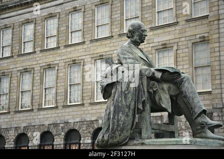 Statua di William Edward Hartpole Lecky sui terreni del Trinity College di Dublino, Irlanda. Foto Stock