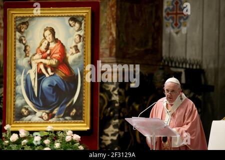 Papa Francesco conduce una Messa in occasione del V Centenario della Chiesa filippina nella Basilica di San Pietro, il 14 marzo 2021 a Città del Vaticano. Brochure Foto su ABACAPRESS.COM Foto Stock