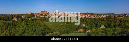 Sopra i tetti di Rothenburg ob der Tauber su un giorno estivo soleggiato Foto Stock