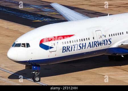 Londra, Regno Unito - 31 luglio 2018: British Airways Boeing 777 aereo all'aeroporto di Gatwick (LGW) nel Regno Unito. Foto Stock