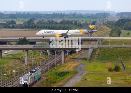 Schkeuditz, Germania - 31 agosto 2017: Aereo Condor Airbus A321 all'aeroporto Leipzig Halle in Germania. Foto Stock