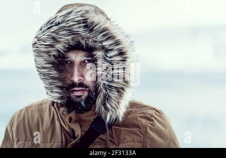 Inverno uomo primo piano ritratto foto di alta qualità Foto Stock