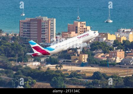 Palma de Mallorca, Spagna - 21 luglio 2018: Volo Eurowings Airbus A320 decollo all'aeroporto di Palma de Mallorca in Spagna. Foto Stock