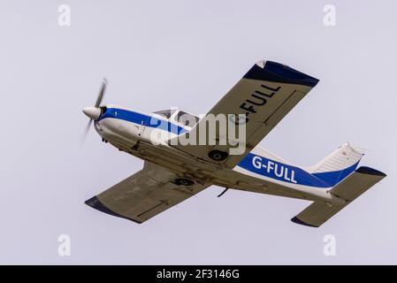 Piper PA-28 Cherokee Arrow II G-aereo leggero decollo dall'aeroporto Southend di Londra, Essex, Regno Unito durante il blocco COVID 19 Foto Stock