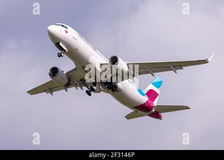 Eurowings Airbus A320 jet Airliner aereo D-AIZT decollo da Londra Southend Airport, Essex, UK, essendo stato dipinto in nuova livrea da Satys Air Liv Foto Stock