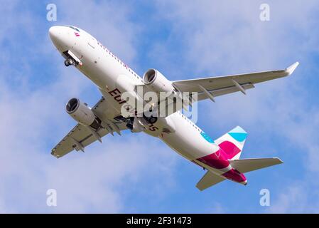 Eurowings Airbus A320 jet Airliner aereo D-AIZT decollo da Londra Southend Airport, Essex, UK, essendo stato dipinto in nuova livrea da Satys Air Liv Foto Stock