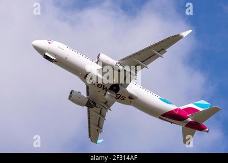 Eurowings Airbus A320 jet Airliner aereo D-AIZT decollo da Londra Southend Airport, Essex, UK, essendo stato dipinto in nuova livrea da Satys Air Liv Foto Stock