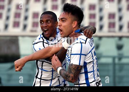 Torino, Italia. 14 Marzo 2021. Lautaro Martinez del FC Internazionale festeggia con Ashley Young dopo aver segnato il traguardo del 1-2 durante la Serie A Football Match tra Torino FC e FC Internazionale allo stadio Olimpico Grande Torino di Torino (Italia), 14 marzo 2021. Photo Andrea Staccioli/Insifefoto Credit: Insifefoto srl/Alamy Live News Foto Stock