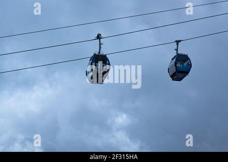 El, Alto, la Paz, Bolivia - Febbraio 11 2021: La linea della funivia Blu (mi Teleferico) su un cielo nuvoloso sfondo Foto Stock