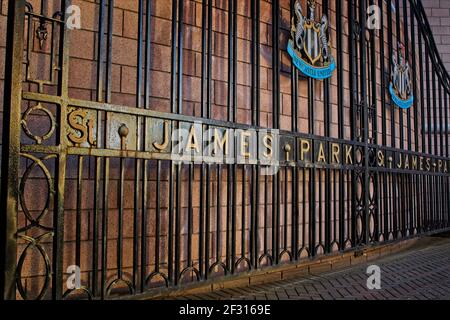 Le vecchie porte dello stadio di calcio a St James Park a Newcastle, Tyne e Wear. Sede del Newcastle United Football Club. Foto Stock