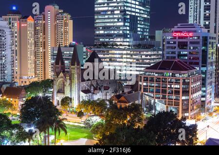 Lo skyline illuminato di Brisbane di notte Foto Stock