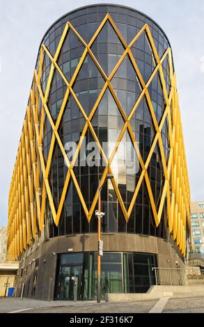 L'ultra moderna architettura geometrica in oro e nero dell'edificio Catalyst presso l'Helix di Newcastle, Tyne e Wear. Foto Stock