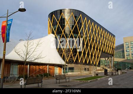 L'ultra moderna architettura geometrica in oro e nero dell'edificio Catalyst presso l'Helix di Newcastle, Tyne e Wear. Foto Stock