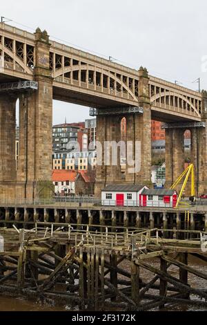 L'High Level Bridge è un ponte polivalente che trasporta treni, strade e pedestati attraverso il fiume Tyne tra Newcastle e Gateshead a Tyne e. Foto Stock