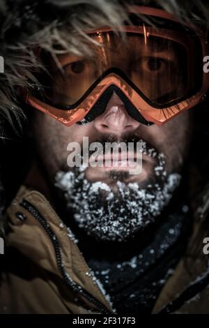 Inverno uomo primo piano ritratto foto di alta qualità Foto Stock