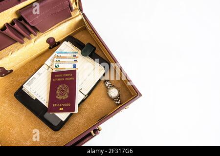 valigia 24 ore con passaporto, banconote, cronografo, organizzatore e copyspace Foto Stock