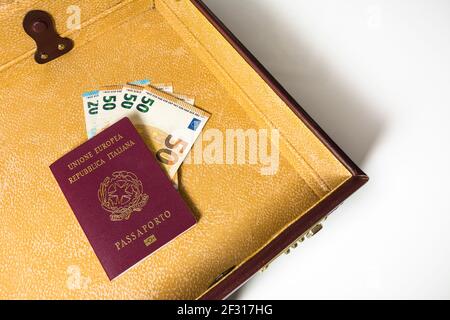 valigia 24 ore con passaporto e banconote Foto Stock