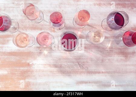 Molti bicchieri da vino, foto a sovrapposizione piatta Foto Stock