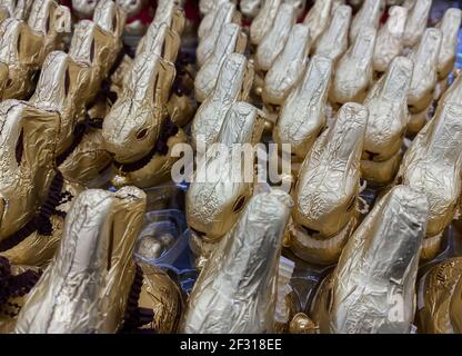 Viersen, Germania - 1 marzo. 2021: Vista closeup dall'alto del gruppo molti lindt cioccolato d'oro coniglietti pasqua in scaffale del supermercato tedesco Foto Stock