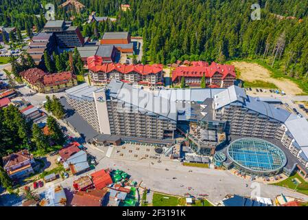 Borovets, Bulgaria, 11 luglio 2020: Vista aerea della stazione sciistica Borovets durante l'estate in Bulgaria Foto Stock