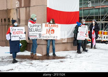 Piccola manifestazione o protesta contro la dittatura in Bielorussia. Helsinki, Finlandia. Foto Stock