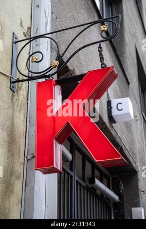 Lettera K al neon rosso nel distretto di Kruunhaka di Helsinki, Finlandia Foto Stock