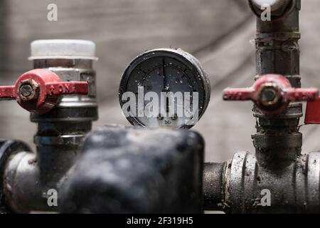 Manometro dell'acqua nella stazione di pompaggio di un pozzo di una casa privata da vicino Foto Stock