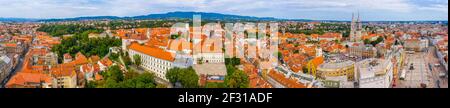 Zagabria, Croazia, 2 agosto 2020: Vista aerea della cattedrale di Zagabria e Dolac mercato, Croazia Foto Stock