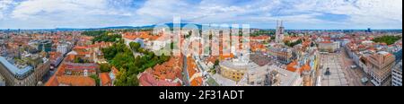 Zagabria, Croazia, 2 agosto 2020: Vista aerea della cattedrale di Zagabria e Dolac mercato, Croazia Foto Stock