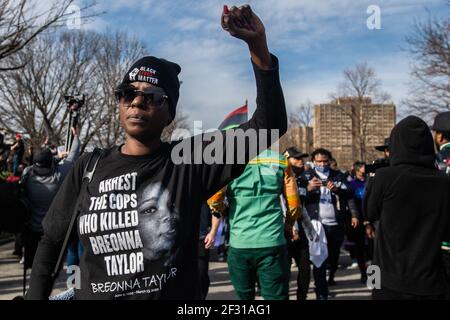 Louisville, Stati Uniti. 13 Marzo 2021. I manifestanti manifestano in occasione del primo anniversario della morte di Breonna Taylor il 13 marzo 2021 a Louisville, Kentucky. Foto: Chris Tuite/ImageSPACE Credit: Imagespace/Alamy Live News Foto Stock