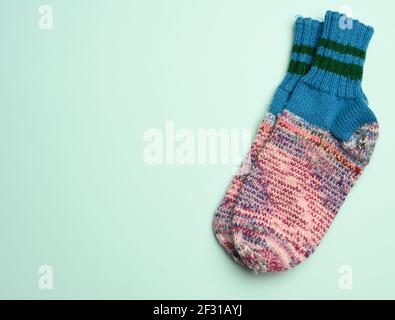 Un paio di calze a maglia calde e confortevoli su un verde sfondo Foto Stock