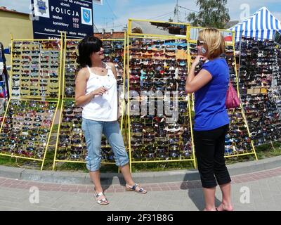 Giovani donne in una cabina di occhiali da sole sulla passeggiata sul lago Nella città Masuriana Mikolajki in Polonia Foto Stock