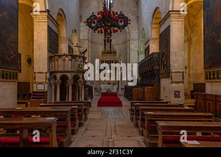 Trogir, Croazia, 23 luglio 2020: Interno della cattedrale di San Lorenzo a Trogir, Croazia Foto Stock