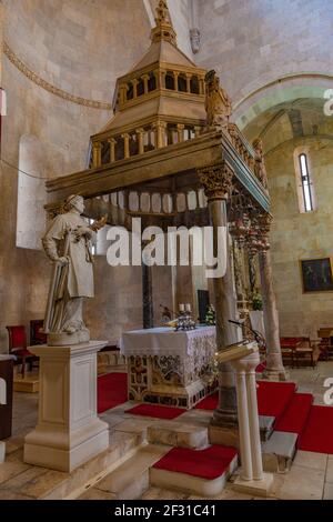 Trogir, Croazia, 23 luglio 2020: Interno della cattedrale di San Lorenzo a Trogir, Croazia Foto Stock