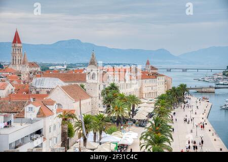 Trogir, Croazia, 23 luglio 2020: Paesaggio urbano della città croata Trogir Foto Stock