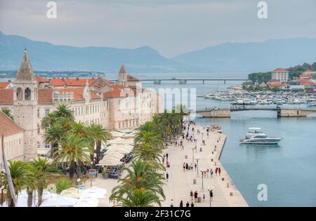 Trogir, Croazia, 23 luglio 2020: Paesaggio urbano della città croata Trogir Foto Stock